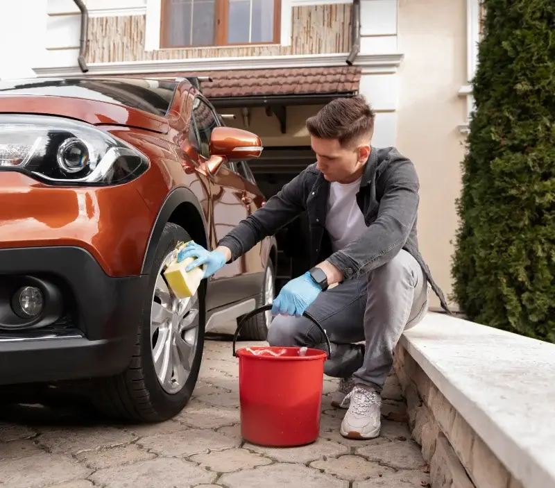 Lavage auto à domicile Entre-Vignes : professionnel intervenant sur un véhicule